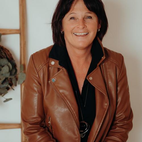 Frau vor weißem Hintergrund