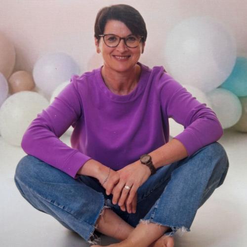 Frau am Boden sitzend