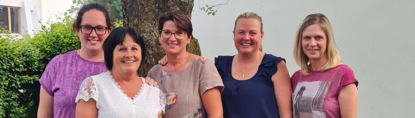 5 Frauen unter einem Baum