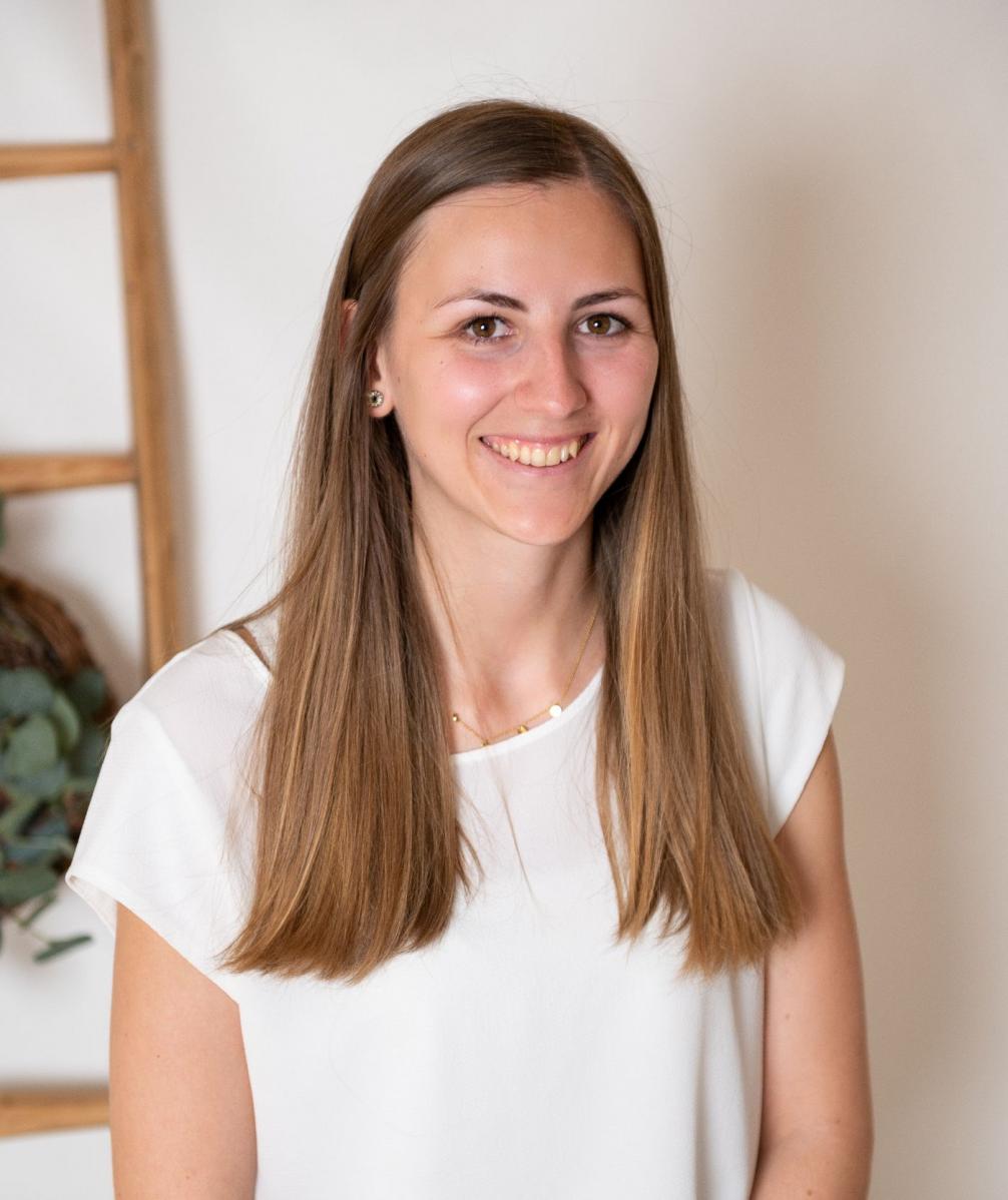© Christina Buchauer | Bildquelle: Christina Buchauer | Urheber:in: Christa Bucchuaer Frau vor weißem Hintergrund